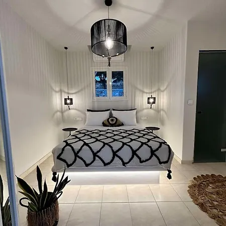 Pytilia Holiday home *